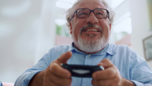 老年人玩电子游戏14秒视频