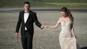穿着结婚礼服和新郎走路的年轻美丽新娘14秒视频