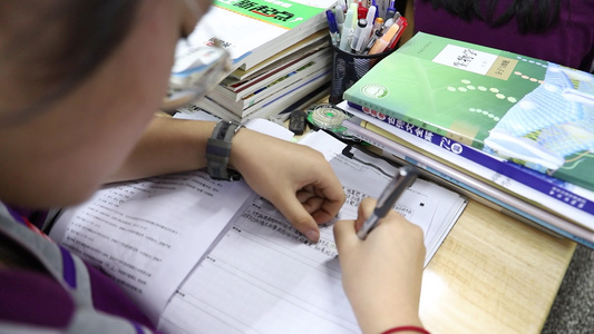 实拍学生在作业本上写字视频