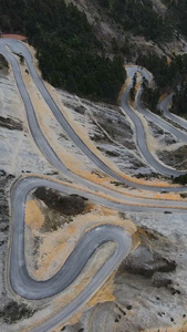 怒江大峡谷蜿蜒曲折的公路航拍公路峡谷视频