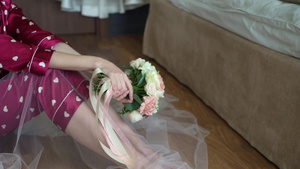 年轻美女手持新娘花束12秒视频