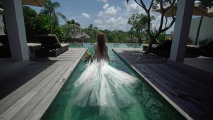 穿婚纱的新娘来到游泳池12秒视频