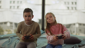 在家里玩电脑游戏的孩子23秒视频