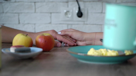 男人和女人手握在早餐桌前视频