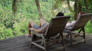 男人和女人坐在丛林中的阳台上7秒视频