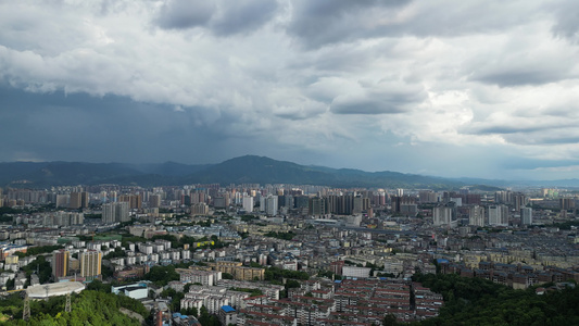 航拍城市暴雨来临视频