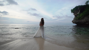 晚上在海边的海滩上年轻新娘8秒视频