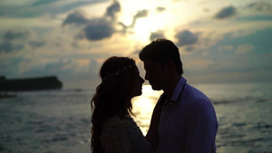 日落时在海中相爱的情侣11秒视频