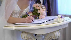 新娘和新郎在婚礼仪式上签署文件9秒视频