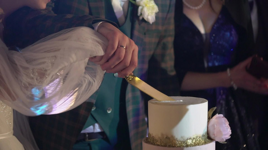 新娘和新郎切蛋糕视频