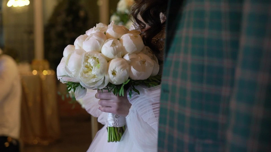 新新娘和新郎在婚礼仪式上留下女孩拿着花束视频