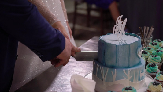 新新娘和新郎切婚蛋糕视频