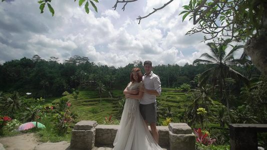 新婚夫妇在Bali的米田台上摆姿势手牵手拥抱浪漫婚礼视频