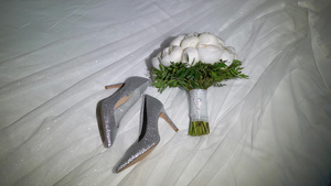 新娘鞋和婚礼花束6秒视频