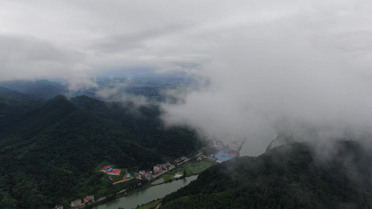 航拍美丽乡村迷雾雨季视频