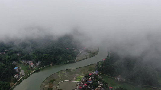 航拍美丽乡村迷雾雨季视频