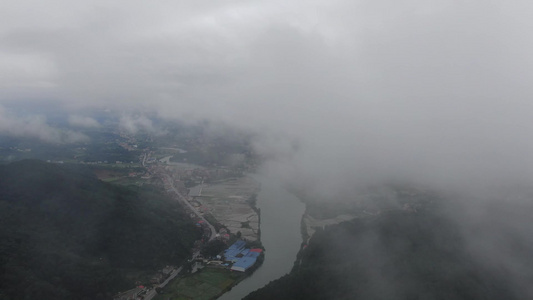 航拍美丽乡村迷雾雨季视频