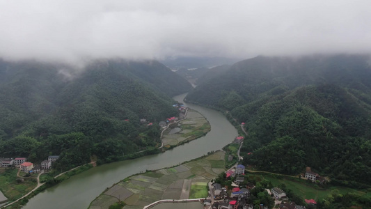 航拍美丽乡村迷雾雨季视频