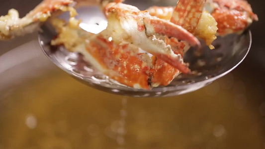肉蟹煲油炸梭子蟹视频