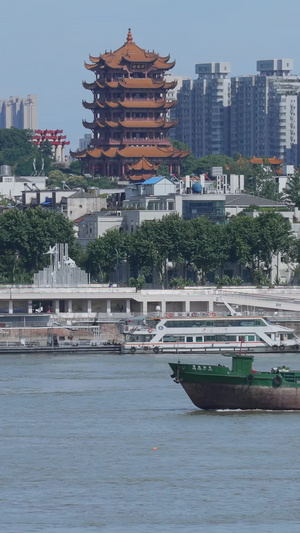 武汉黄鹤楼地标旅游江景天际线长江上穿梭的货轮素材城市素材88秒视频