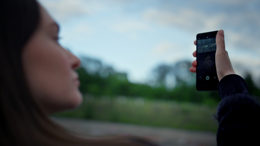 女孩在手机上拍自照片 女人在智能手机相上摆姿势视频
