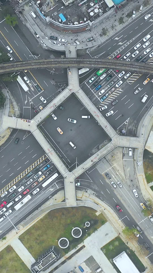 俯拍造型奇特的人行天桥和十字路口交通43秒视频