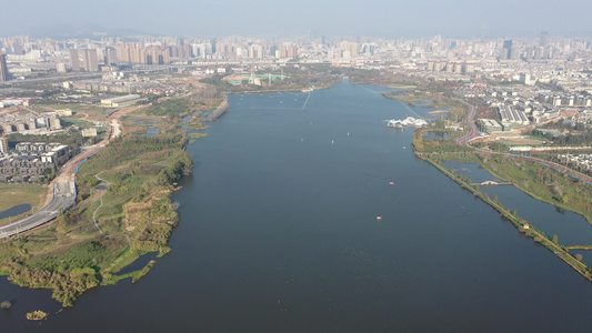 航拍中国云南昆明滇池草海湖滨生态湿地公园视频