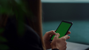 使用绿色屏幕在手机上打字的女商业人员16秒视频