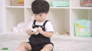 宝宝坐在地毯上玩玩具13秒视频