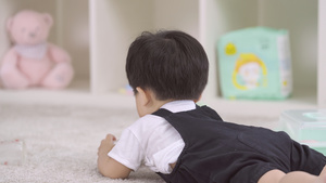 男宝宝趴在地毯上玩玩具24秒视频