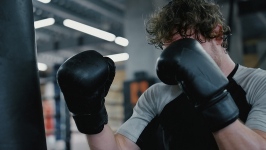 拳击手在健身房打拳击视频