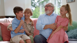 快乐的爷爷奶奶在家和孙子孙女聊天25秒视频