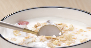 使用汤匙舀一勺早餐酸奶24秒视频