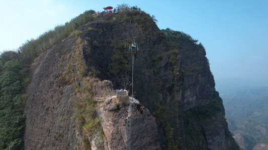 航拍湖南5A级旅游景区崀山山顶民俗烧龙头香的道士4k素材[领涨]视频