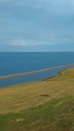 航拍5A景区赛里木湖笔直的网红公路视频新疆旅游54秒视频