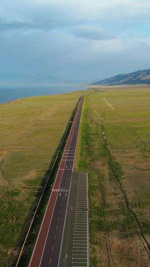 航拍5A景区赛里木湖笔直的网红公路视频高山湖泊54秒视频