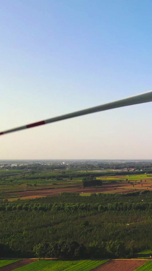 航拍大平原风车风力发电新能源43秒视频