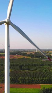 航拍大平原风车风力发电新能源视频