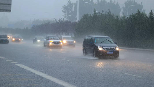 4K升格暴雨下的车流视频