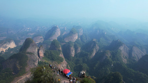 航拍湖南5A级景区崀山山顶欣赏风景的拥挤旅游人群4k素材57秒视频