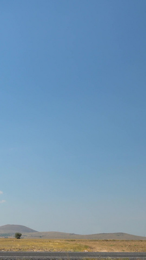 小摩托在旷野中延时视频蓝天白云20秒视频