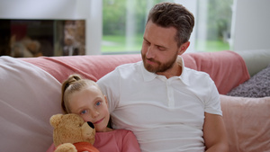 可爱的女儿和父亲一起坐在沙发上10秒视频
