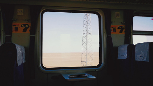 4K行驶在大西北戈壁的古老火车和窗外风光视频