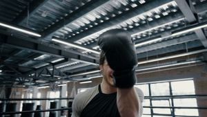 拳击手在健身房里的特写19秒视频