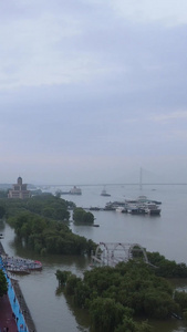 航拍城市风光长江汛期长江水位涨高与交通道路同一水平面江景素材风光城市视频