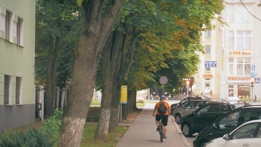 秋天城市街景骑自行车的人视频