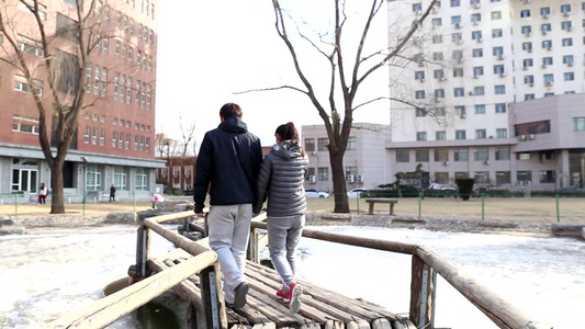 两个年轻情侣散步依偎的背影秀恩爱视频