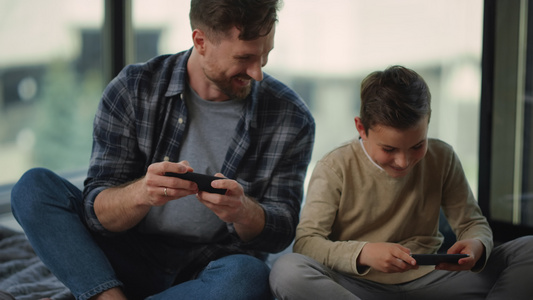 父亲和儿子一起玩游戏视频