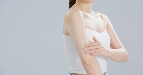 8K年轻女性手臂上涂抹美白身体乳视频