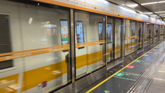 城市地铁进站的列车哈尔滨地铁视频